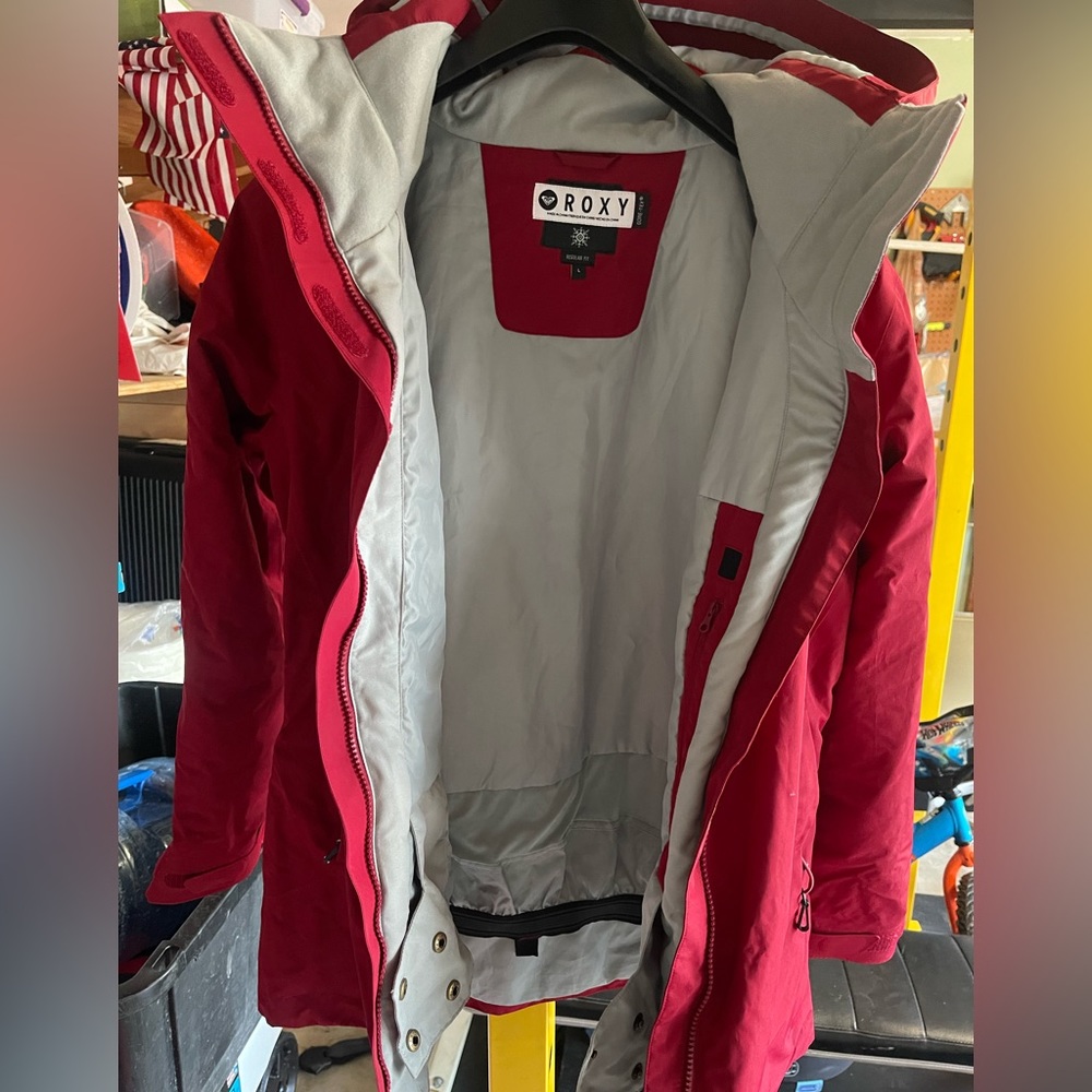 Roxy large gortex snow jacket. Great condition. Only used a couple times.